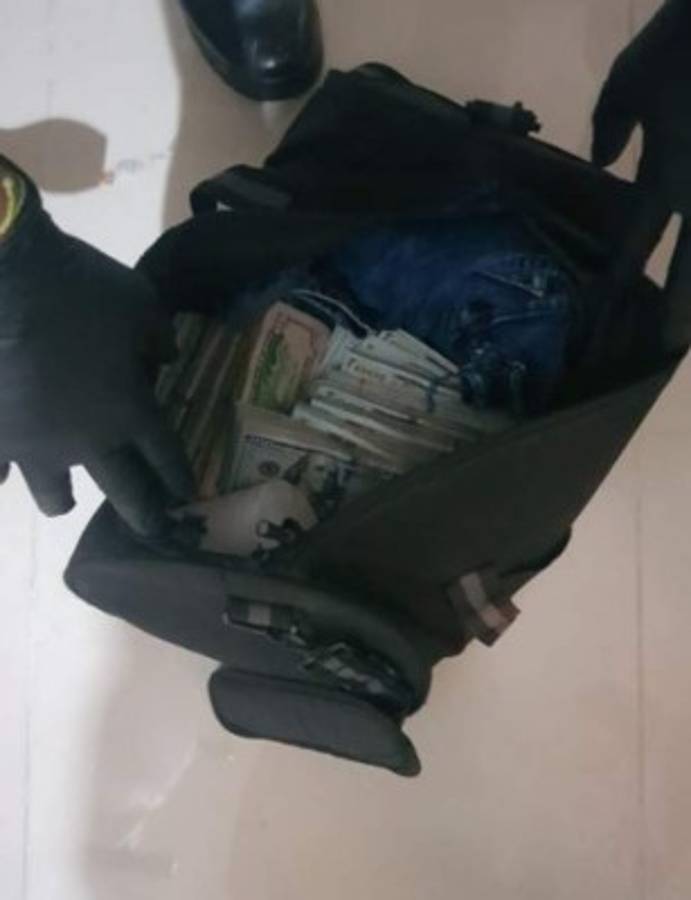 Los fajos de billetes estaban envueltos en maletines negros y mezclados entre ropa.
