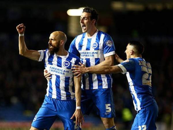 Los jugadores del Brighton celebran su ascenso a Primera División de Inglaterra (Foto: @SpheraSports)