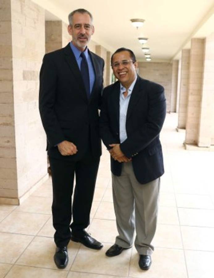 Desayuno para periodistas en casa del embajador estadounidense James Nealon