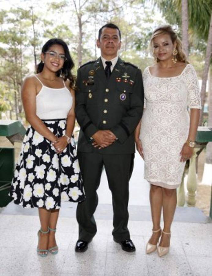 ofrecen coctel por los nuevos becarios