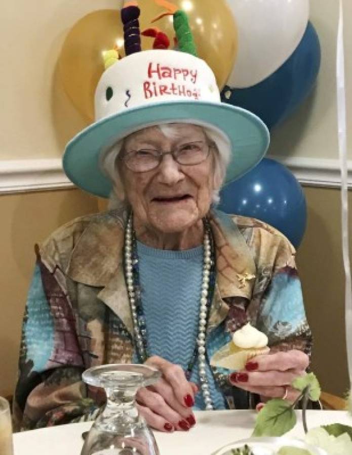 En esta fotografía proporcionada por Tony Venti, Hazel Nilson celebra su cumpleaños número 111 con un pastelillo de durazno, el miércoles 21 de agosto de 2019, en Sunapee, Nueva Hampshire. Nilson nació el 21 de agosto de 1908 en Chicago. (Tony Venti vía AP)