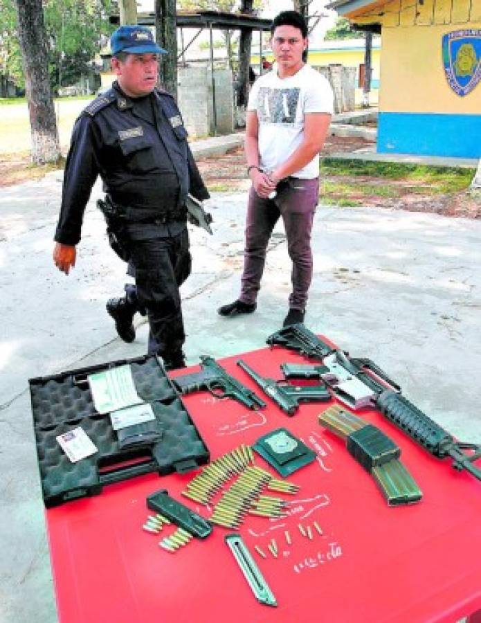 Cae con M-16, piezas de auto y chapa policial