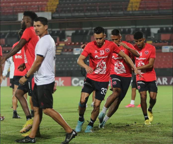 Entre sonrisas, bromas y un pasillo especial a Bryan Ruiz, así entrenó el Alajuelense