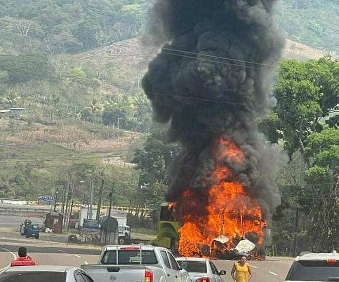 Impactantes imágenes del choque e incendio entre bus y pick up en Taulabé