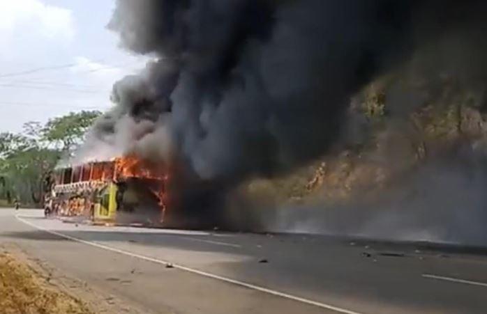 Impactantes imágenes del choque e incendio entre bus y pick up en Taulabé