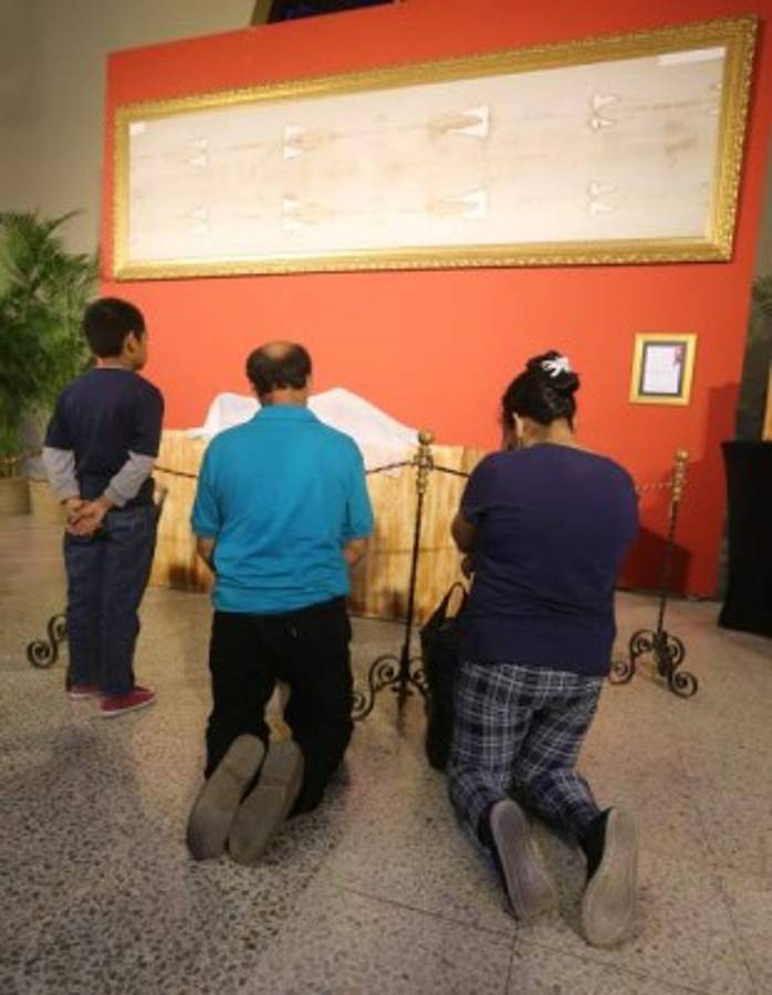 Aunque las explicaciones de los guías en la exposición se basan en estudios científicos, la Sábana Santa ha reafirmado la fe de miles de hondureños.