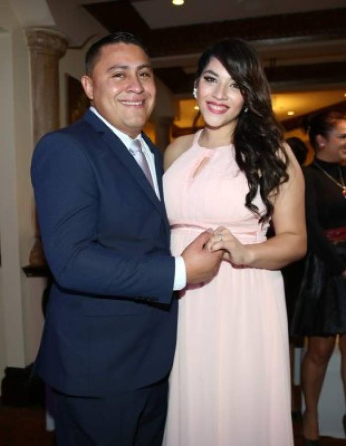 Marvin Fuentes junto a su esposa Dora Carolina Lanza.