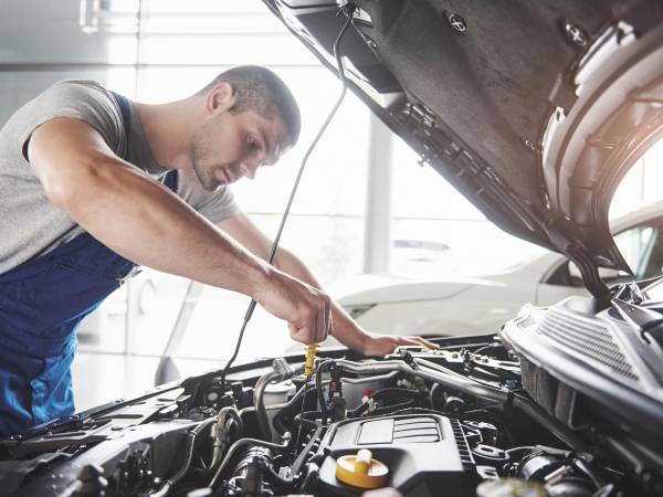 El mantenimiento a mediano plazo implica revisión de batería y alternador. Aproveche a analizar el estado de su acumulador y el sistema de carga.