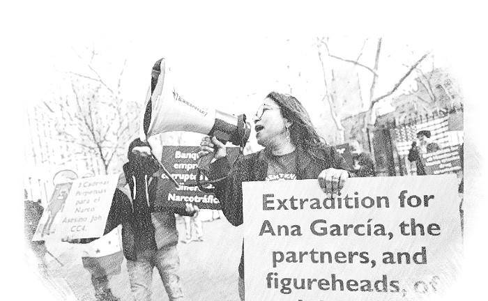 Hondureños protestan afuera de la Corte de Nueva York previo al juicio de JOH