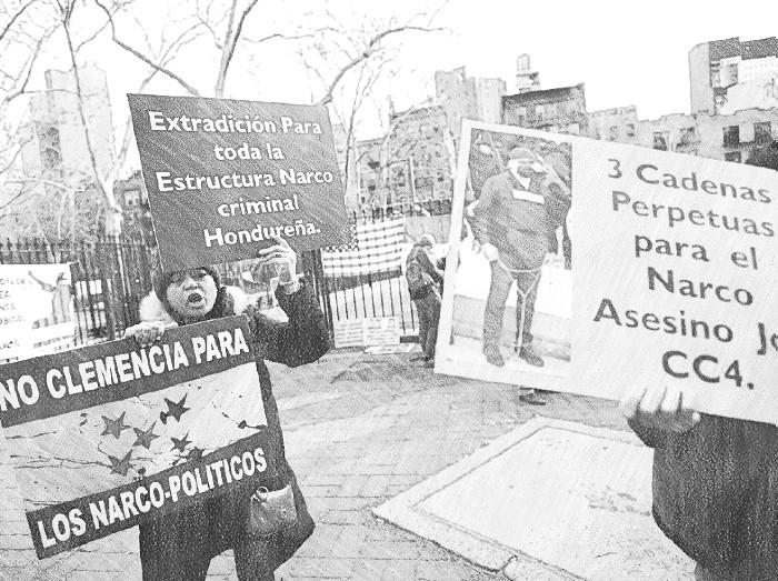 “Sin clemencia”: ¿Qué dicen las pancartas en Nueva York por juicio de JOH?