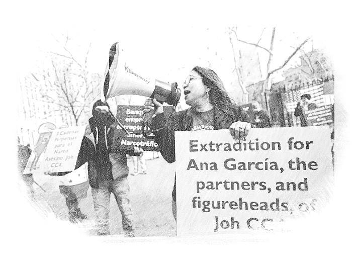 Una mujer sostiene una pancarta con la leyenda “Extradición para Ana García, los socios y testaferros de JOH”.