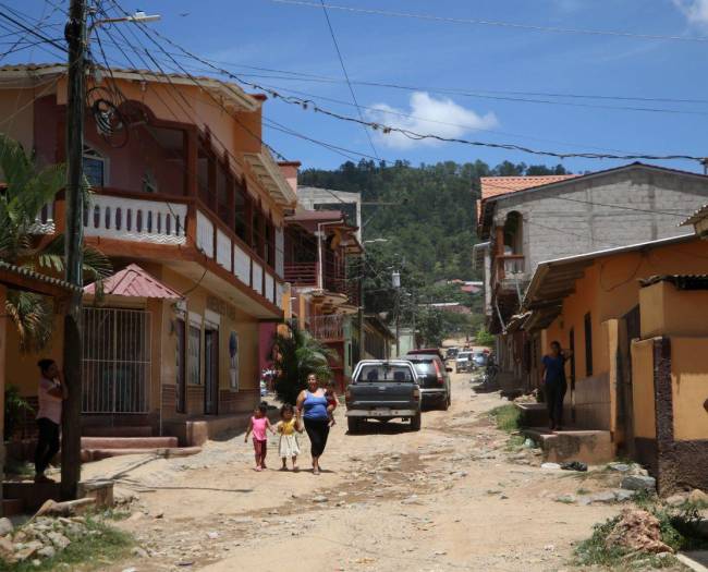 El Pedernal es una de las comunidades de El Porvenir, Francisco Morazán, que más se ha desarrollado gracias a las remesas de los migrantes. Casas y negocios le dan otro rostro.
