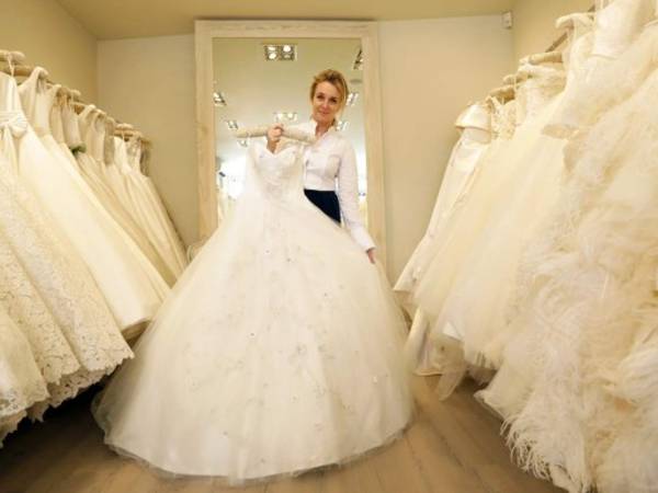 'El encaje y los pétalos 3D que le dan mucha vida a los vestidos”, “Siento que probablemente le gustará algo muy directo y sencillo', explicó la diseñadora de vestidos de novias londinense Phillipa Lepley. (Foto: AP)