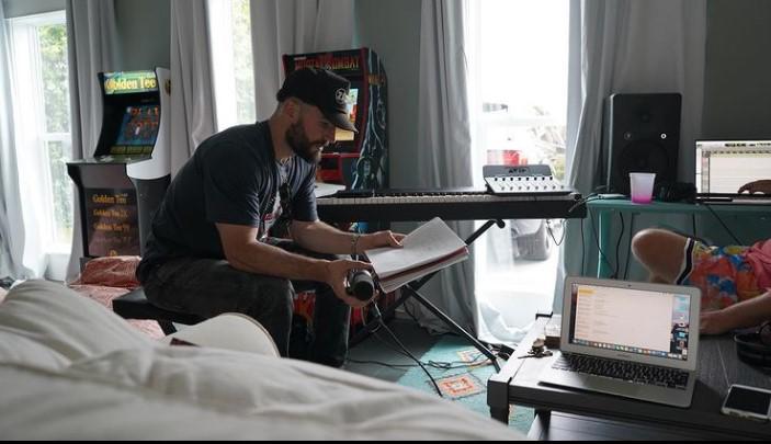 ¿Quién es Sam Hunt y por qué su esposa lo acusa de adúltero?