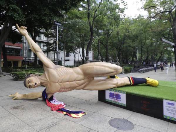 Maestros derriban en la avenida Reforma de la Ciudad de México estatuas que el gobierno instaló en los días previos a la inauguración del campeonato mundial. “Si no hay soluciones, no rodará el balón”, amenazaron.