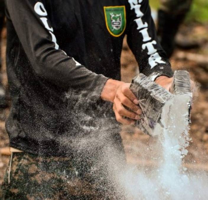 FOTOS: Queman más de 1,200 kilos de cocaína decomisados en La Mosquitia