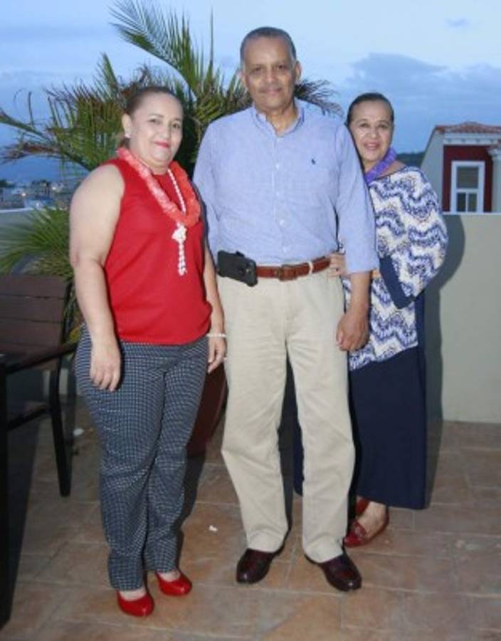 Una tarde de agradables sorpresas tropicales para doña Alba Pinoth