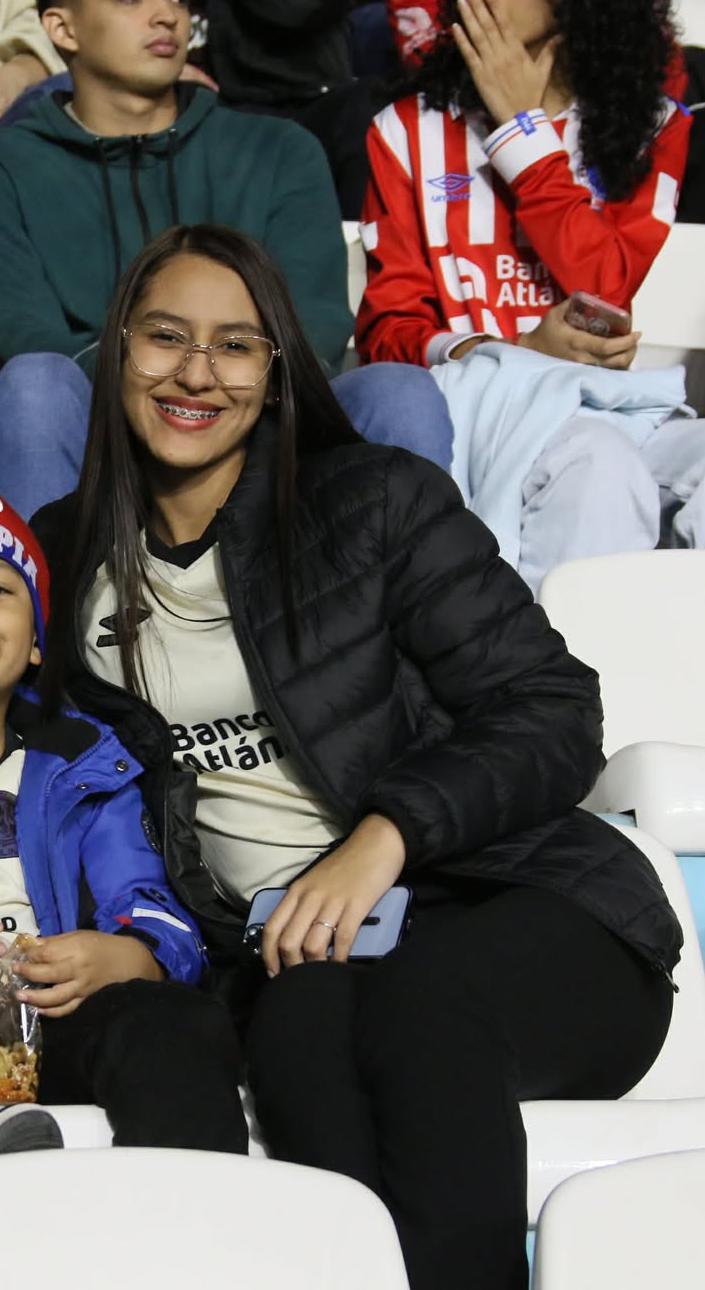 ¡Solo chicas lindas! El Nacional se llena de bellas aficionadas del Olimpia y América