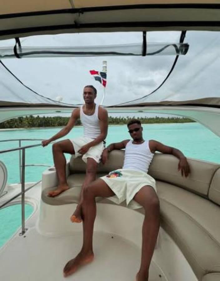 ¡Captados! Futbolistas del Barcelona son vistos en un yate lleno de mujeres en sus vacaciones