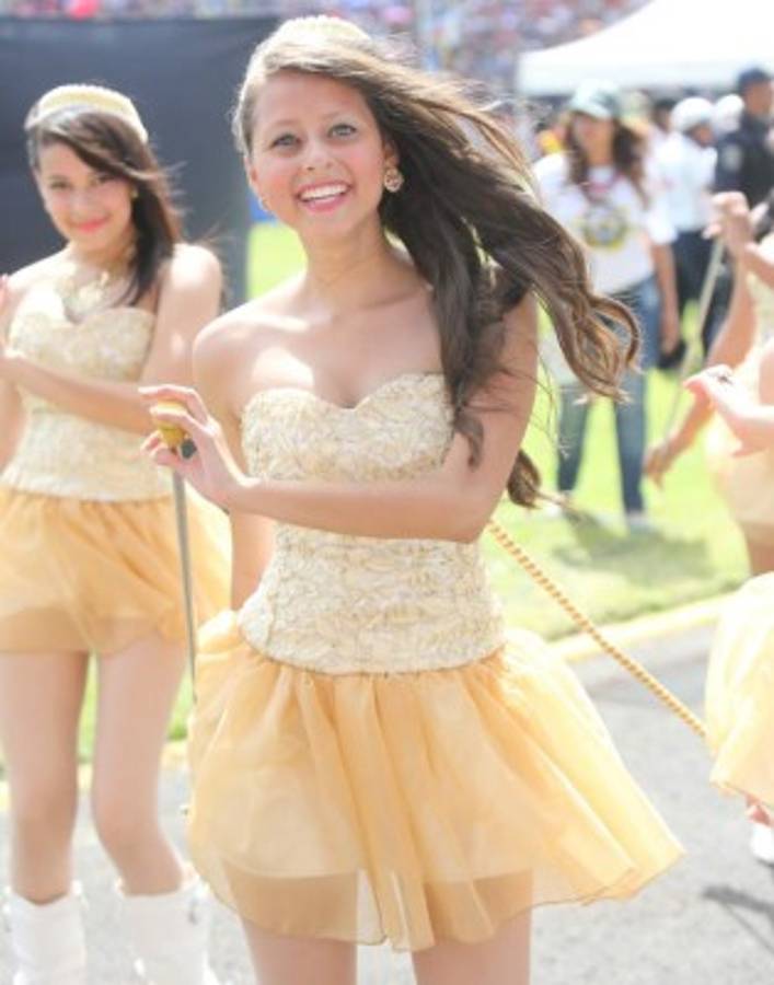 Bastoneras, dueñas de la pasarela cívica