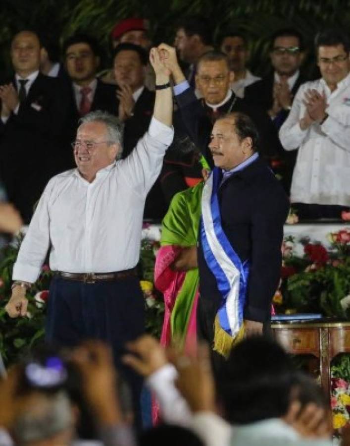 Nicaraguan President Daniel Ortega (R) delivers a speech next to his wife, the Nicaraguan Vice-president Rosario Murillo (L) during the commemoration of Central America's 197th anniversary of Independence, in Managua on September 15, 2018.Honduras, Guatemala, El Salvador, Nicaragua and Costa Rica celebrate their Independence from Spain on September 15. / AFP PHOTO / INTI OCON