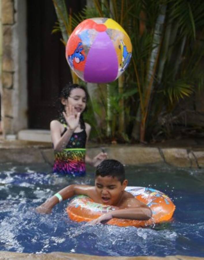 Los capitalinos disfrutan de las actividades de la temporada