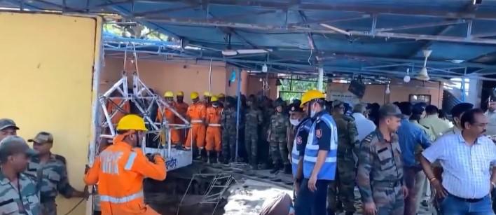 Colapso del piso de un templo en India deja 36 muertos