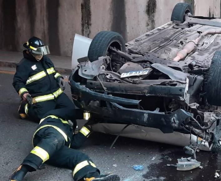Los destrozos del taxi que “voló” desde puente en barrio Guadalupe y dejó cuatro heridos