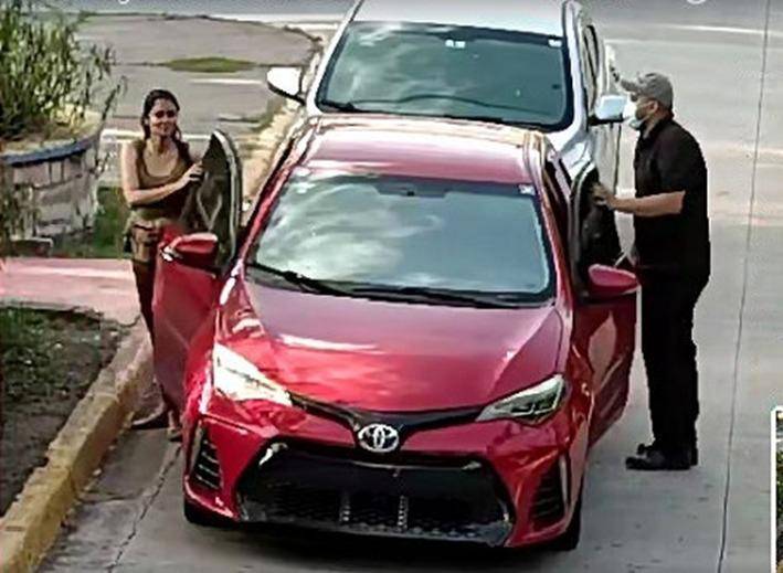 $!Personas en carros sin placa llegan a los predios de la universidad para reunirse con el grupo que mantiene la toma de las instalaciones desde hace ocho días.