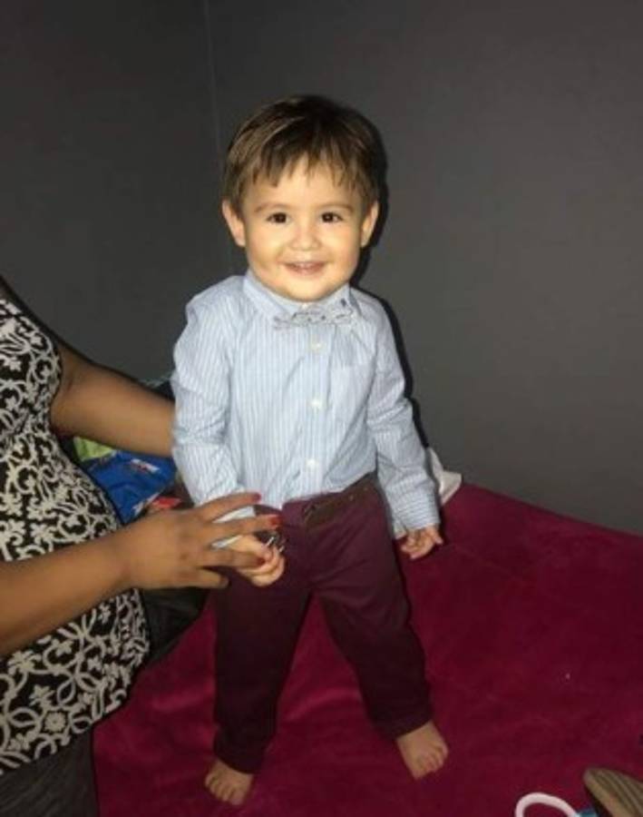 Así vistieron al pequeño en Nochebuena. Este miércoles compartió la foto en sus redes.