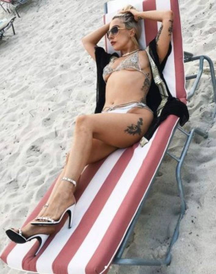 Lady Gaga calienta las redes con diminuto bikini y sexys tatuajes