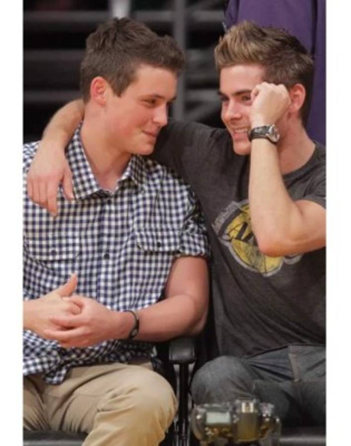 Famosos y sus hermanos: Ellos parecen gemelos pero no lo son