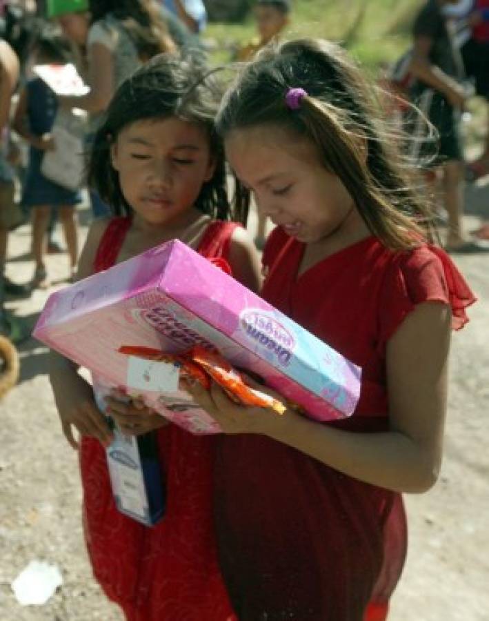 Júbilo y sonrisas durante entrega de juguetes a niños de la capital