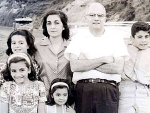 En la fotografía aparece Salvador Nasralla cuando tenía 11 años junto con su familia.