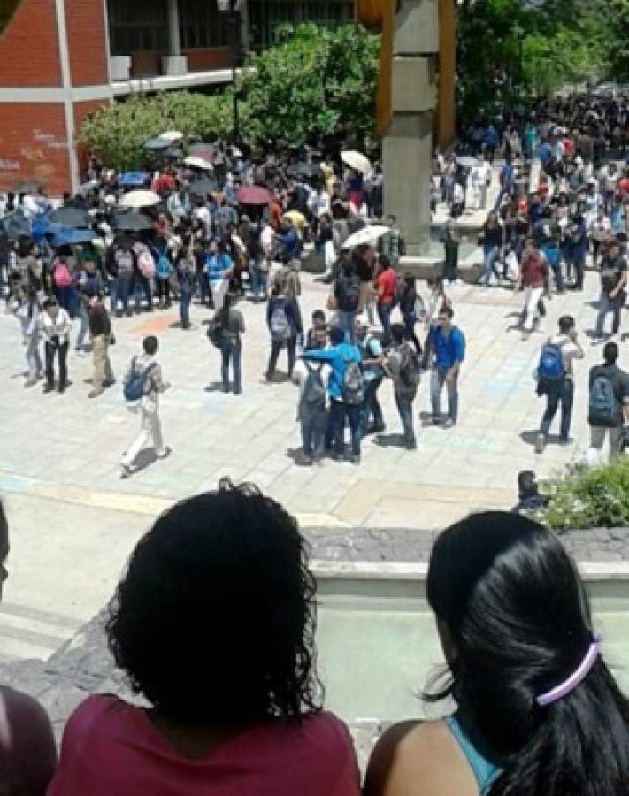 Estudiantes se toman edificios de la UNAH y protestan en bulevar Suyapa