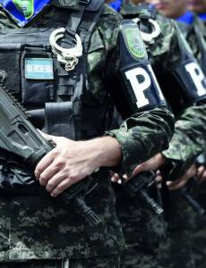 Por su formación, los militares son cuestionados en las tareas de seguridad interna, ya que cometen muchos abusos con los ciudadanos. E
