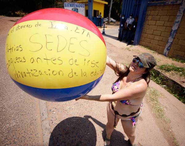 La hondureña mostró a EL HERALDO el contenido escrito en el inflable donde cuestiona las Zedes y los saqueos que ha sufrido el país por parte de los gobiernos.