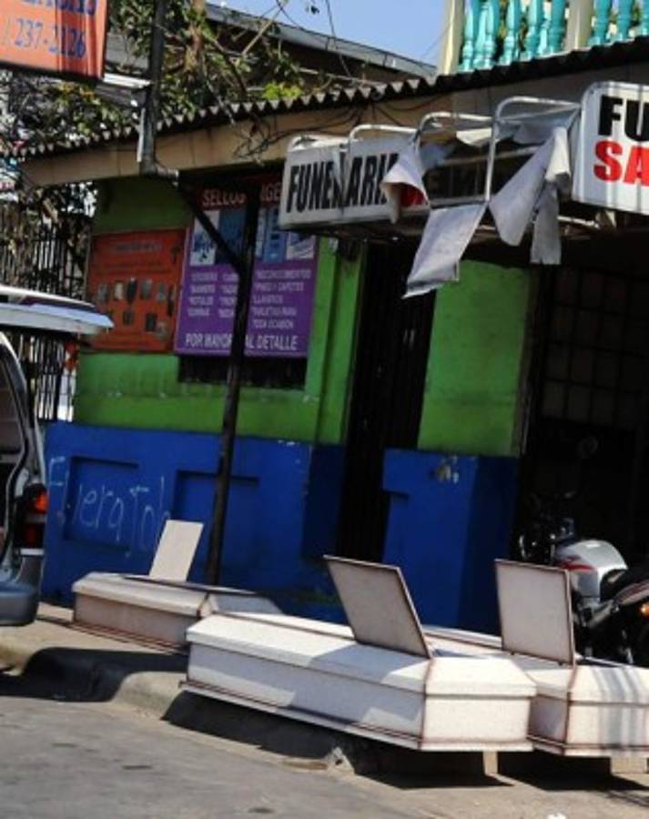 Al menos 5,500 muertes por covid-19 reportan las funerarias