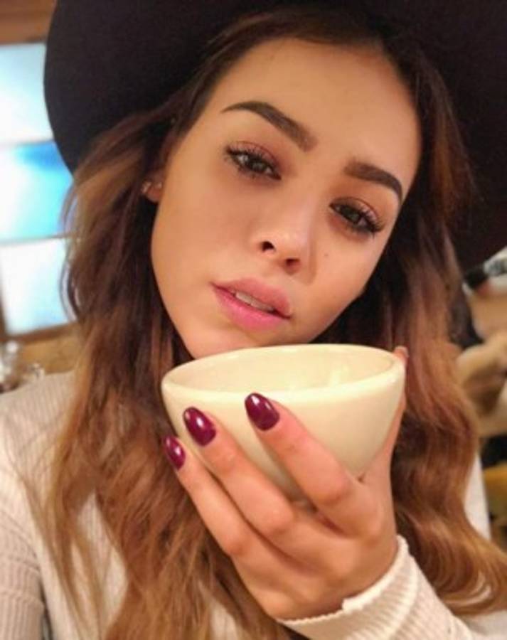 Sexy atuendo deportivo deja al descubierto las tonificadas piernas de Danna Paola