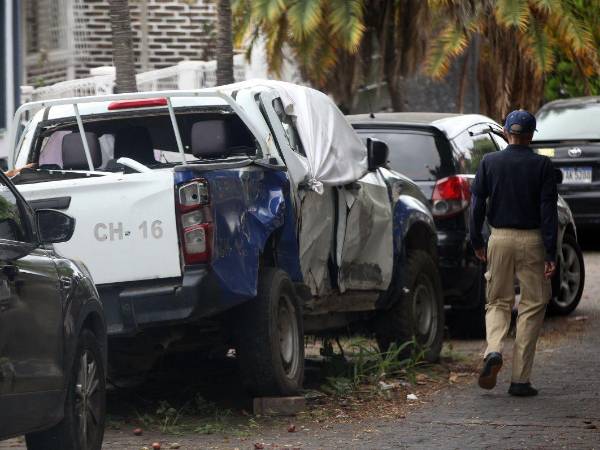 Vecinos aseguran que una abogada reclama como propia una patrulla policial y piden a las autoridades verificar cómo llegó el vehículo a manos privadas.