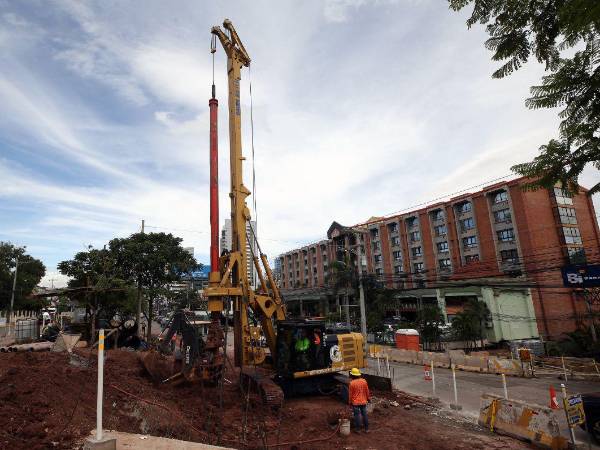 La perforación para instalar pilotes es el trabajo que se realiza en el bulevar Suyapa como parte de las obras del túnel de La Florencia.