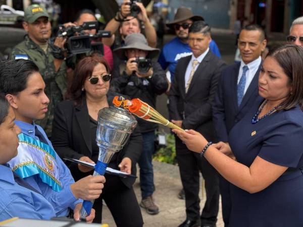La Plaza Central de Tegucigalpa fue escenario del recibimiento de la Antorcha Centroamericana, cuya llama representa la libertad y la unidad de los pueblos del istmo.