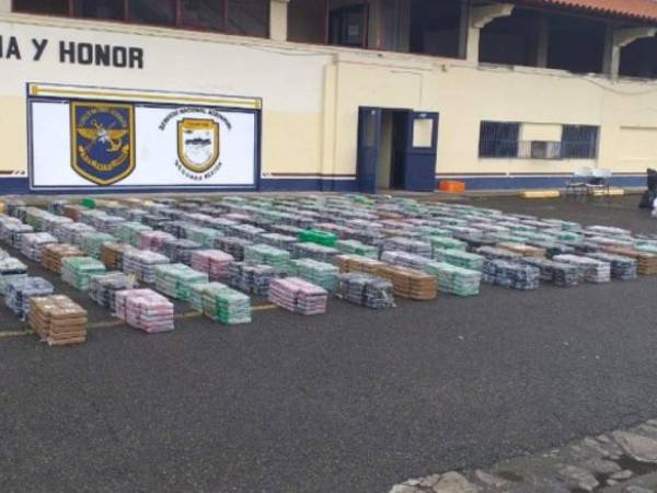 El mensaje de Twitter de la fiscalía panameña está acompañado con una foto que muestra una gran cantidad de paquetes clasificados y forrados con plásticos de diversos colores en una sede policial.