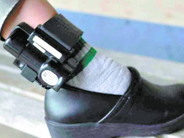 El brazalete ayudará a descongestionar las cárceles del país.