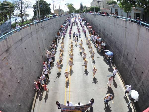 Desde distintos puntos del Distrito Central, los niños salieron a desfilar con alegría y fervor patrio como parte de las actividades por los 205 años de independencia.
