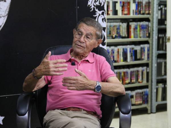 Nació en un pequeño pueblo español, creció entre siete hermanos y con el campo como parte de su vida. Años después llegó a Honduras y encontró en sus palabras una razón para quedarse.