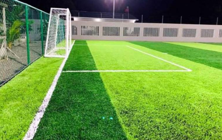 Con jacuzzi, cancha de fútbol y gimnasio, así es la lujosa casa de Alberth Elis que puedes rentar en Tela