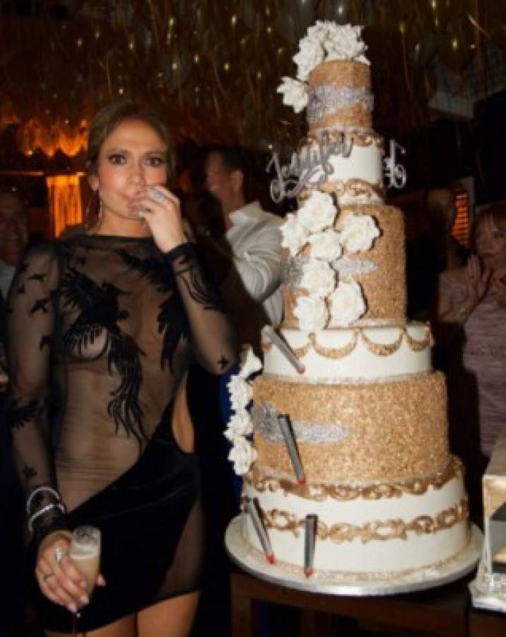 Jennifer luce realmente sorprendida por lo bello que es su pastel de cumpleaños. Fotos: Instagram.