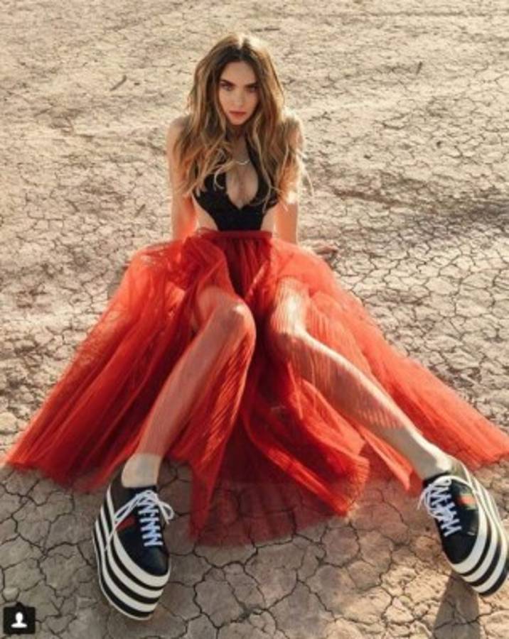Las piernas -muy largas y extremadamente delgadas- de la cantante han motivado todo tipo de comentarios. Foto cortesía @belindapop