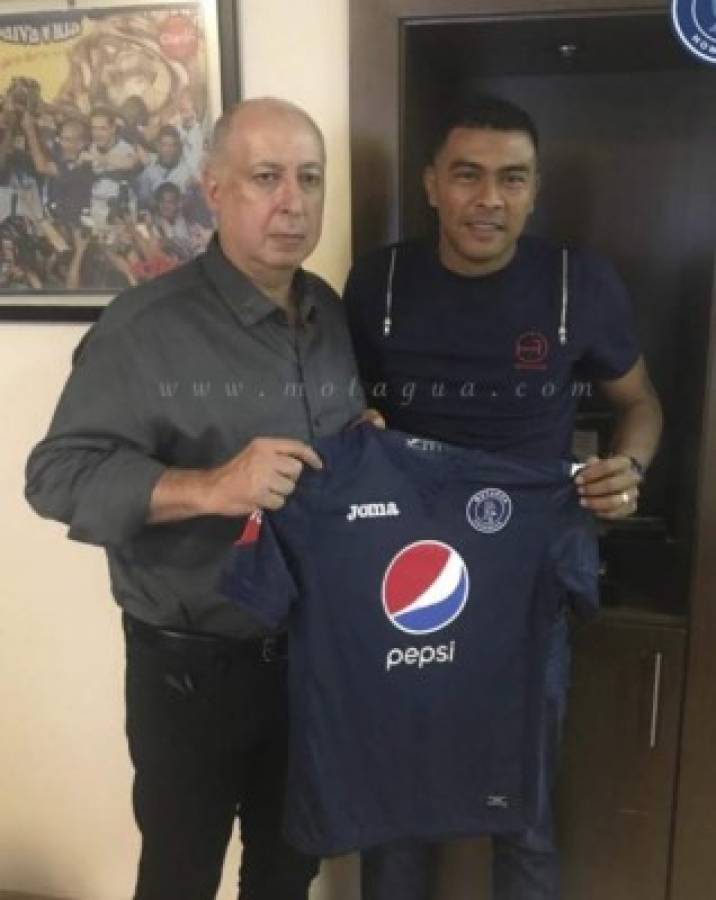 Sergio Peña posando con Eduardo Atala, presidente del club.